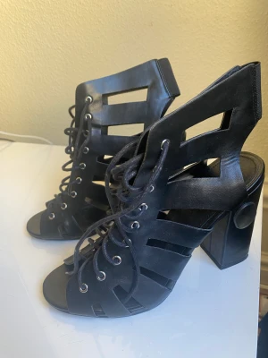 New never worn sandals size 40 - Selling this high heels sandals never worn them too small for me 