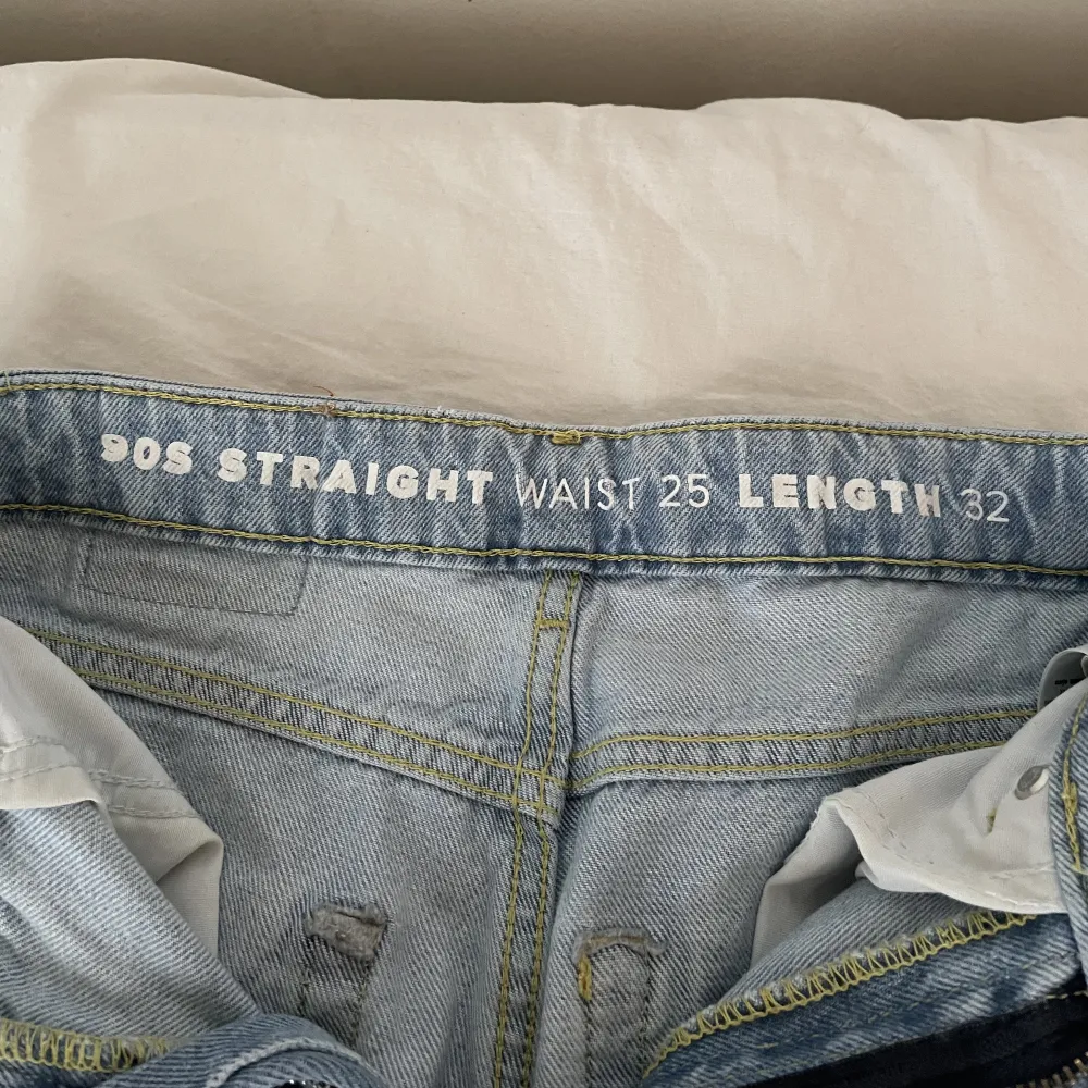 Säljer dessa ljusblå 90s straight jeans från bikbok i storlek w25 l32. Dragkedjan gick sönder, men är lagad och det märks inte att den va trasig. Säljer då de inte används längre. Jeans & Byxor.