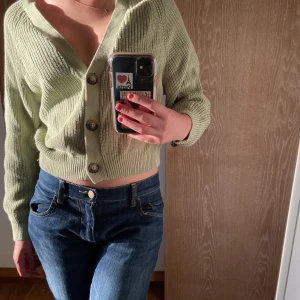 Grön kofta  - Grön kofta från Monki, storlek S. Använder aldrig