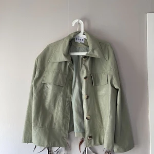 Skinnjacka - Skit snygg grön skinnjacka från nakd som verkligen är stockholmsstil☺️