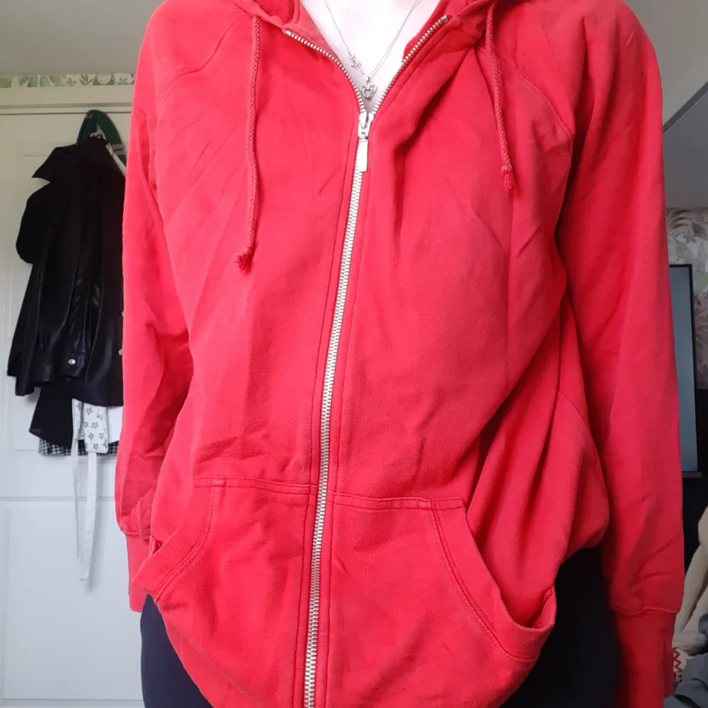 Säljer en röd zip-up hoodie som är köpt secondhand. Inte så mycket ancänd för mig så den är i rätt så fint skick. Storlek L men passar mig som är S men då är den väldigt oversized❤  Skriv för mer info och fler bilder🌹. Hoodies.