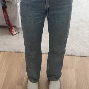 Säljer mina snygga weekday jeans i model Rowe. Passar mig bra som är 162 cm lång. Säljer pågrund av att de inte kommer till användning! Originalpris 590kr