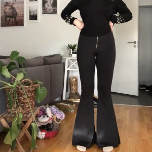 Bootcut byxor - Är i fint skick! Är storlek XS men skulle säga att det passar S också☺️ Köpt för flera år sedan, modellen säljs ej längre i butik.