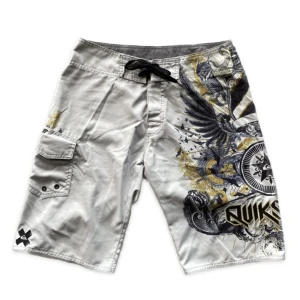 Badbyxor med tryck - Badbyxor med sjukt coolt tryck! Perfekt nu när sommaren är här😍 både snygga att bada i eller bara ha till vardags!! Inte sätt några defekter. 