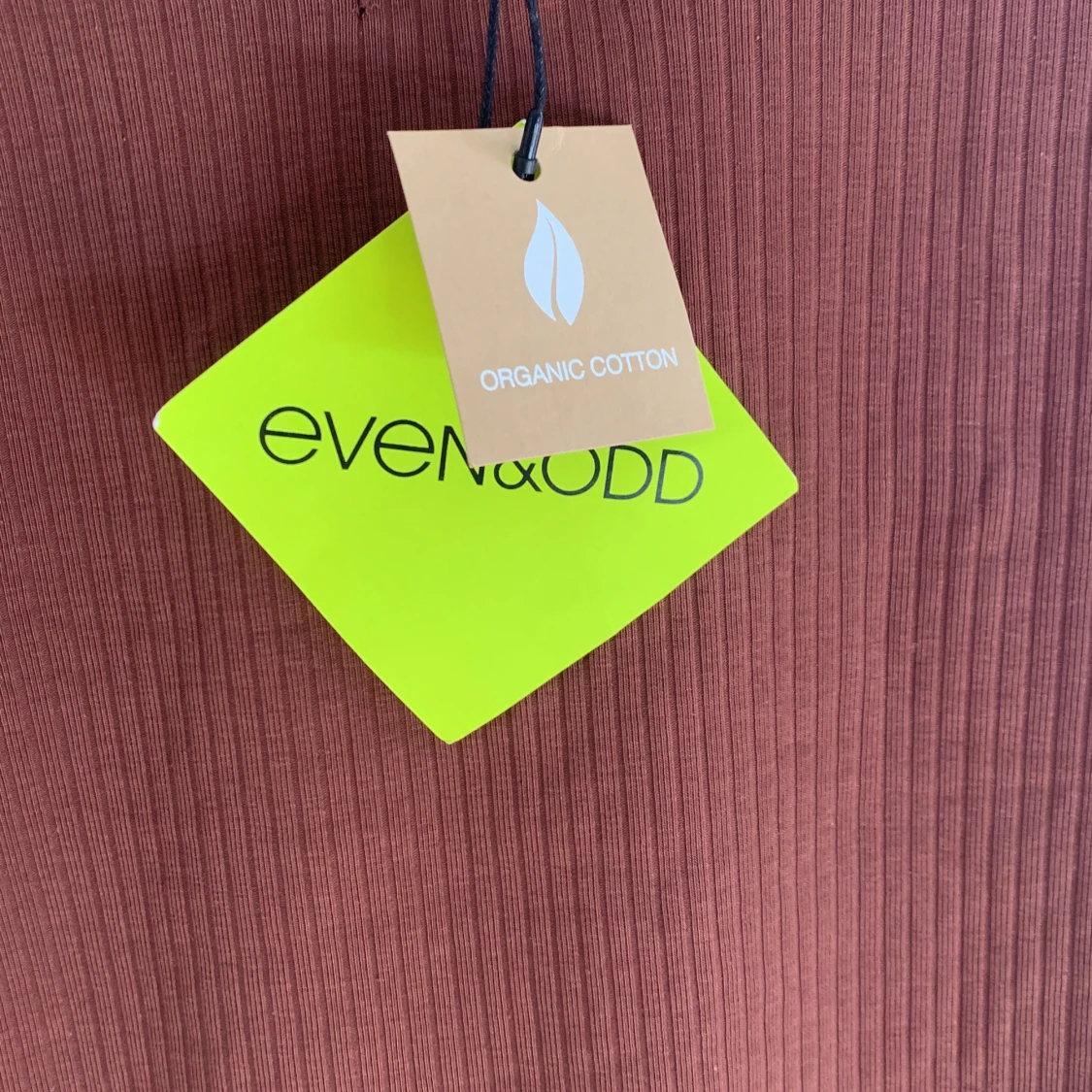 Brun figursydd klänning  - 91