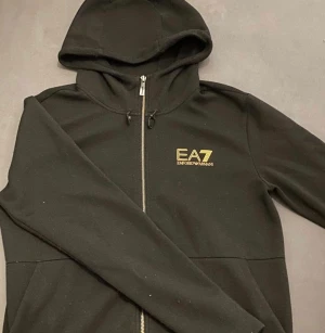 Emporio Armani zip hoodie - Skick 8/10
