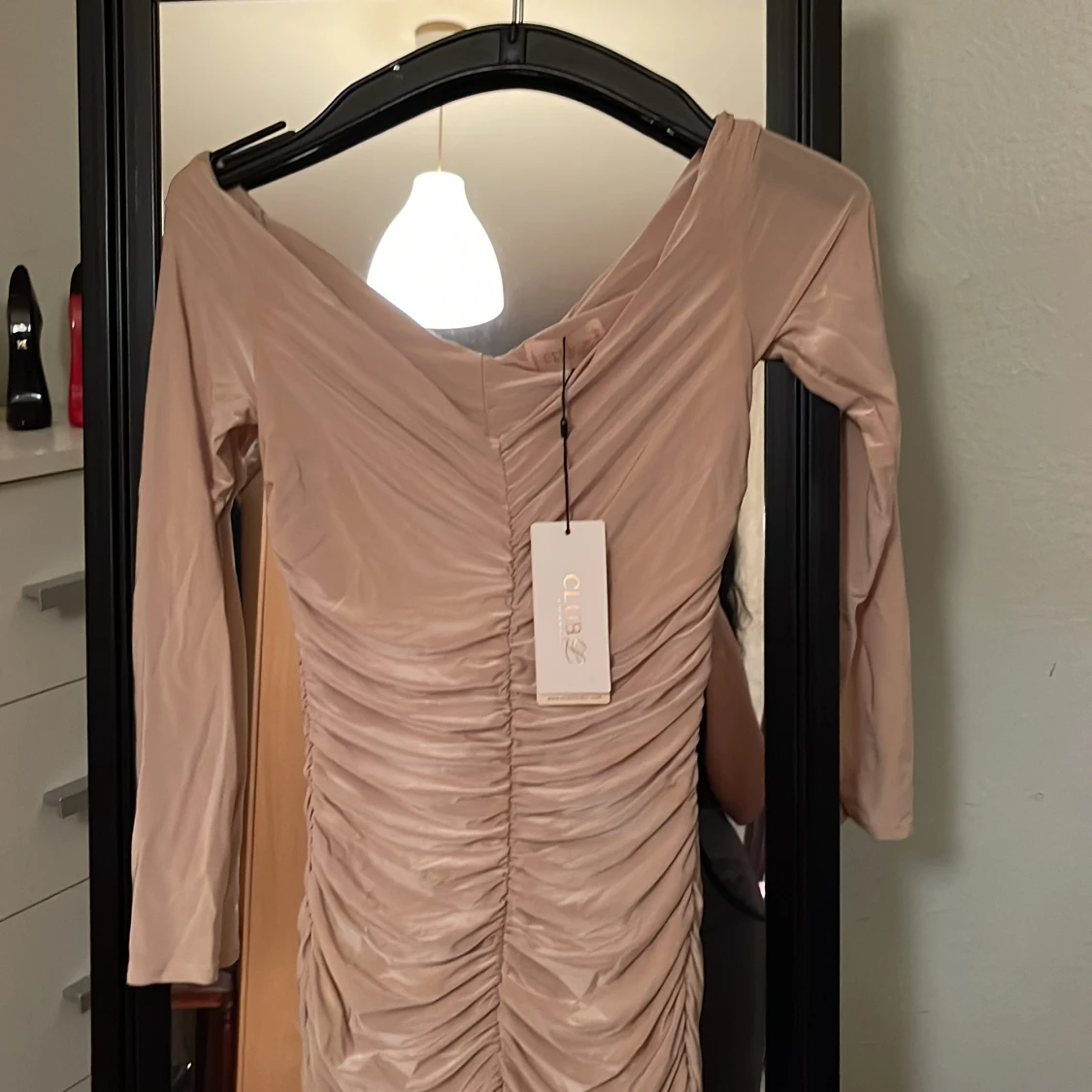 Beige fodralklänning - 90