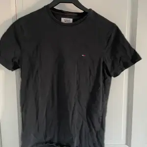 2 schyssta Tommy t-shirts sälj i ett paket Strl: XS