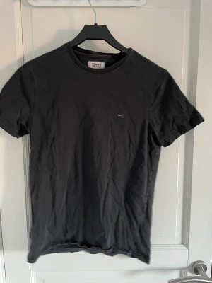 Tommy Hilfiger t-shirts - 2 schyssta Tommy t-shirts sälj i ett paket Strl: XS