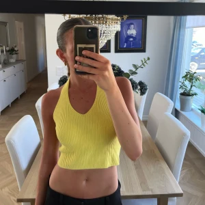 Gul topp med öppen rygg - Super sött gul sommar topp med öppen rygg, köpt i en butik i Kroatien, storlek XS/S🥰