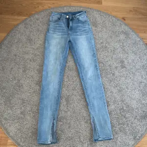 Ett par jeans som sitter lite väl tight på mig men är otroligt fina, har sluta där nere och är väldigt bra skick💗köpa för 199kr och säljer för 80+frakt