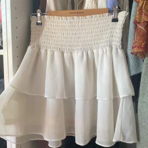 En vit sommar kjol, skriv privat för fler bilder💞
