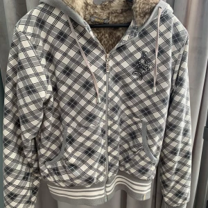 Y2k Rhinestone zip up hoodie - Super snygg y2k Zip up hoodie med rhinestones och päls! Skriv om du har några funderingar!😊