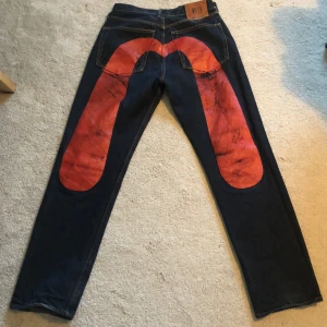 Evisu  - Dom e i bra skick förutom att färgen har gått bort lite  Längd: 107 Midja: 82