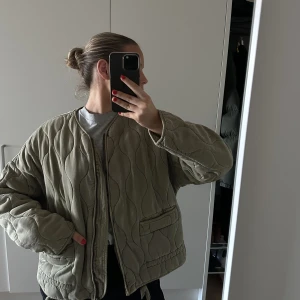 ZARA JACKA (slutsåld) - Helt slutsåld jacka från zara i nyskick. Köpt för några veckor sen men använd färre än fem gånger. Storlek L men passar mig bra som vanligtvis är 170 & S/M. Kan skicka fler bilder privat 😊Kan sänka priset vid snabb affär. Nypris 859kr