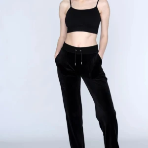 Juicy couture - Svarta juicy i storlek xxs (bilden är tagen från deras hemsida❤️) Har inte används så mycket💥 (Hör av er om ni är intresserade)