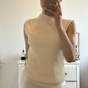 En jättefin krämvit blus💛 - Säljer en härlig blus till sommaren i ett glansigt ribbat material💛