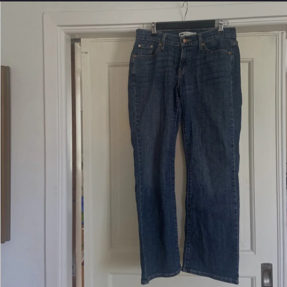 529 Curvy Bootcut Levis jeans. Köpta second hand men i är än bra skick. Väldigt bekväma byxor som är snyggt utsvängda i benen. Low/mid waist. Jeans & Byxor.