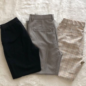 Packetpris på tre st helt oanvända kostym byxor.  - Dessa kostymbyxor har olika mönster och passar jätte fint för dom med storlek 38. Passa på om du saknar sköna kostymbyxor 