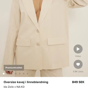 Blazer nakd - Beige blazer från nakd i linnetyg. Jättefin till sommaren🤍 använd en gång. Köpt för 849kr! 