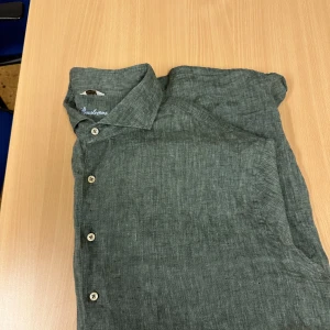 Stenströms Linneskjorta  - Absolut nyskick använd 2-3ggr säljes of viktnedgång. Liten i storlek passar xxl bättre. 