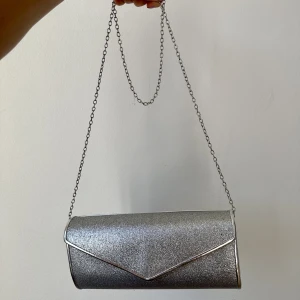 Anna Field kuvertväska  - Anna Field kuvertväska  Färg: silver  Skick: bra skick