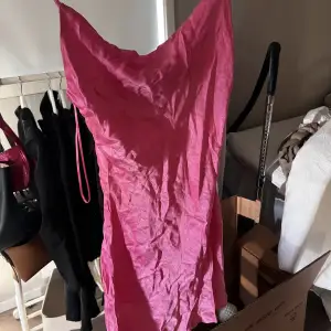 Rosa klänning från bershka, använd 1 gång, behöver endast strykas. Köparen står för frakt 