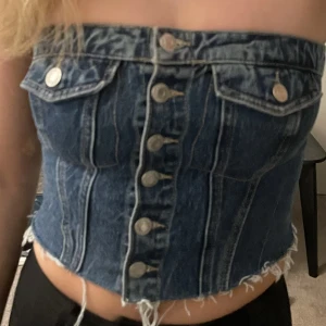 Zara jeanstopp - Jag säljer min super fina jeanstopp ifrån Zara då den tyvärr inte kommer till användning den är i storlek m men passar mig med storlek s 💗 Toppen har inga deffekter och är använd endast 2 gånger💕