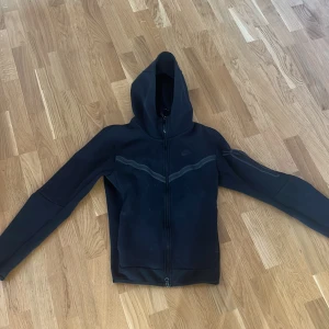 Nike Tech Fleece - denna tech fleece köptes för cirka 1,5 år sedan i Nike butiken i MOS jag säljer den eftersom att jag har växt ut den och har bytt klädstil tröjan har inga hål eller något  den är i relativt bra skick.