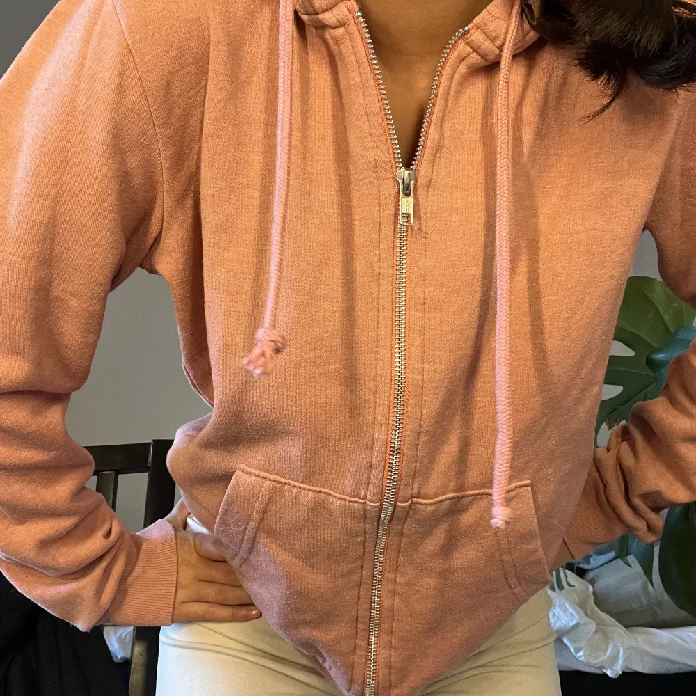 Säljer min hoodie från hm💓 i gammelrosa färg den riktiga färgen är på sista bilden🥰. Tröjor & Koftor.