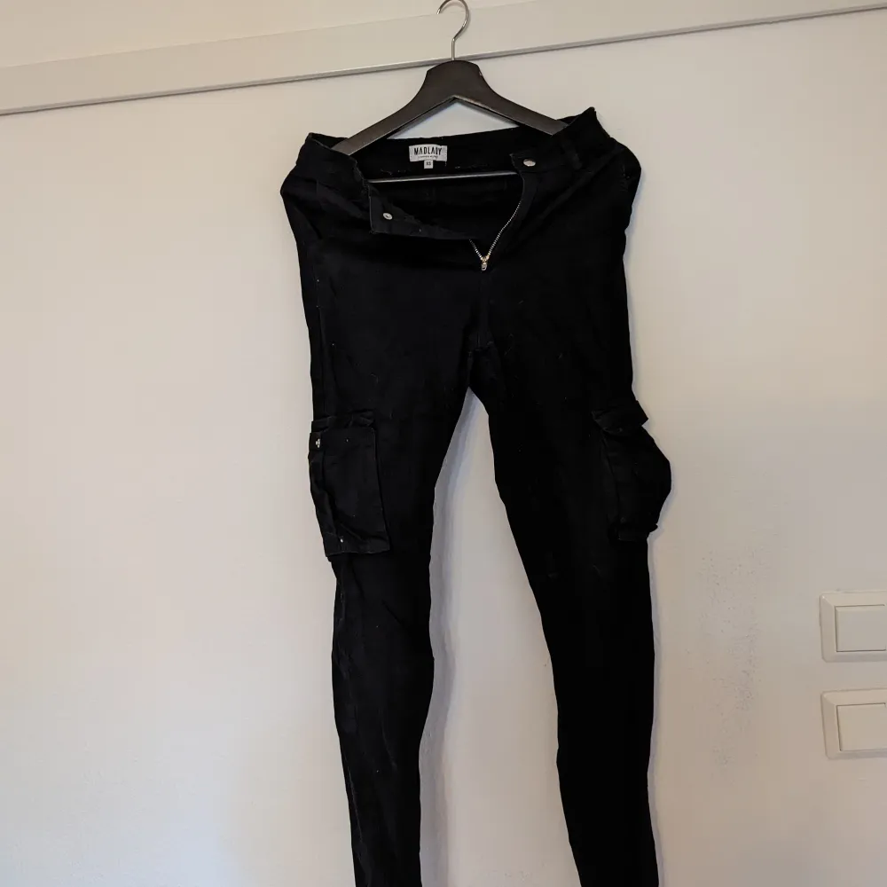 Svarta cargobyxor, lite slim i modellen, men väldigt stretchiga. Jeans & Byxor.