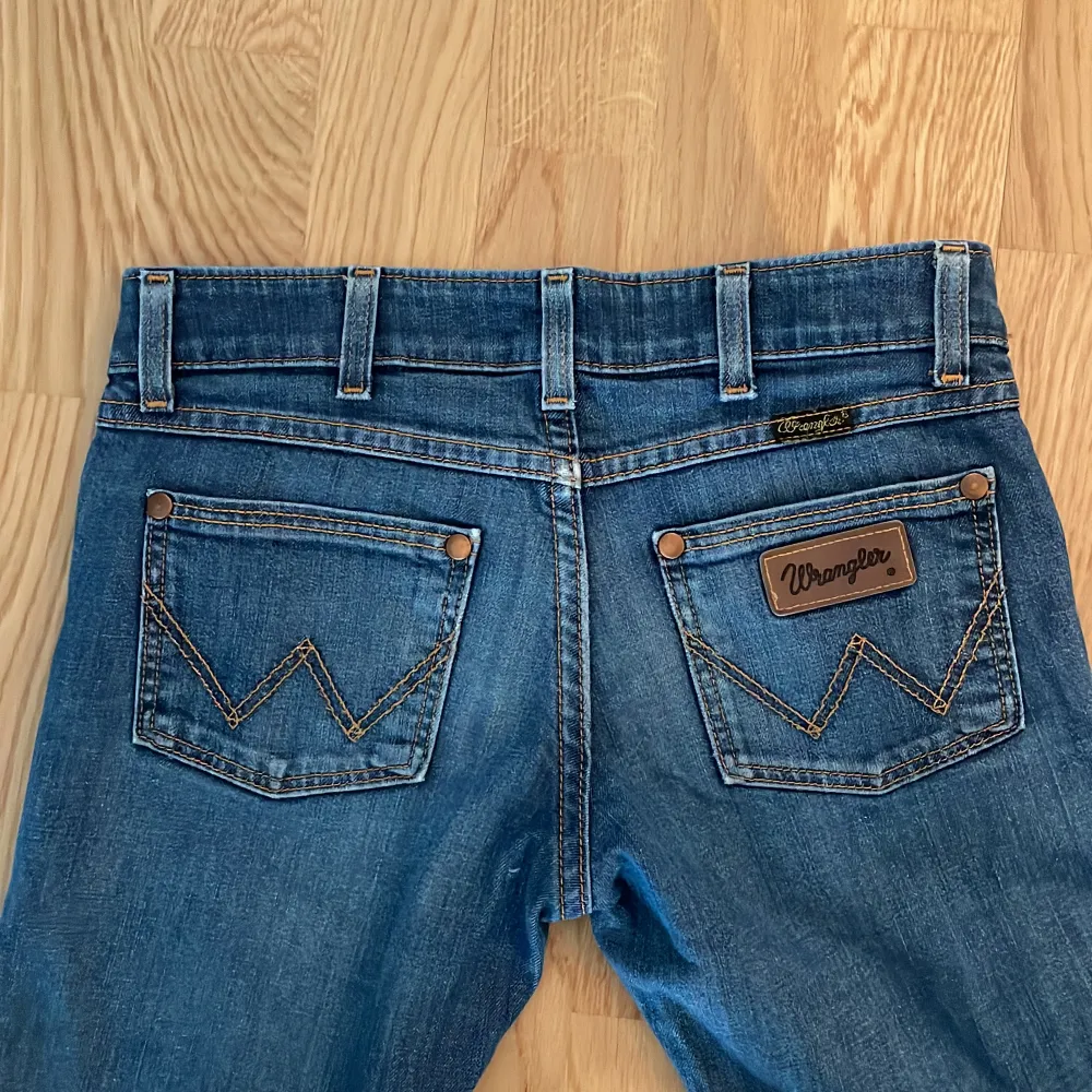 Säljer dessa fina flare bootcut Low waist jeansen från Weangler i storlek 26/32!! Tyvärr för korta och små för mig som är 170💖. Jeans & Byxor.