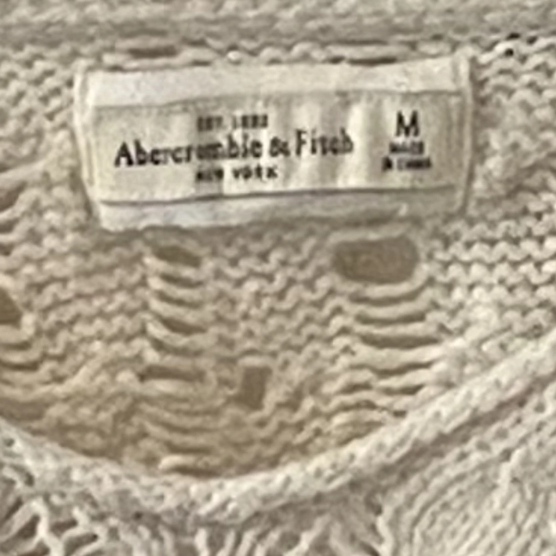 Vit stickad tröja. - 91