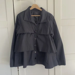 Vårkappa - Kortare kappa med volang, perfekt till kvällen nu när det blivit varmare☺️