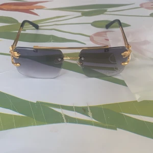 Solglasögon mörkblå leopard - Helt nya solglasögon mörklblå passar bra till nästan alla kläder och helt perfekt till sommaren. Pris kan diskuteras. Hör av er för fler frågor