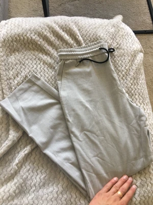 Relaxed kostymbyxor - Sköna mjuka ”kostymbyxor” använda1 gång pga små för mig! 