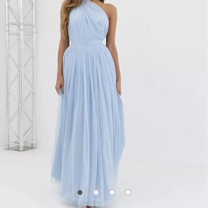 Balklänning - Säljer min jättefina balklänning, bra skick förutom att knäpparna bak på ryggan har lossnat men dragkedjan går fortfarande att dra upp hela vägen.  Passar mig som brukar ha S eller 34/36. Rätt öppen i ryggen. Lagom längd för mig som är 160 cm med klackar.