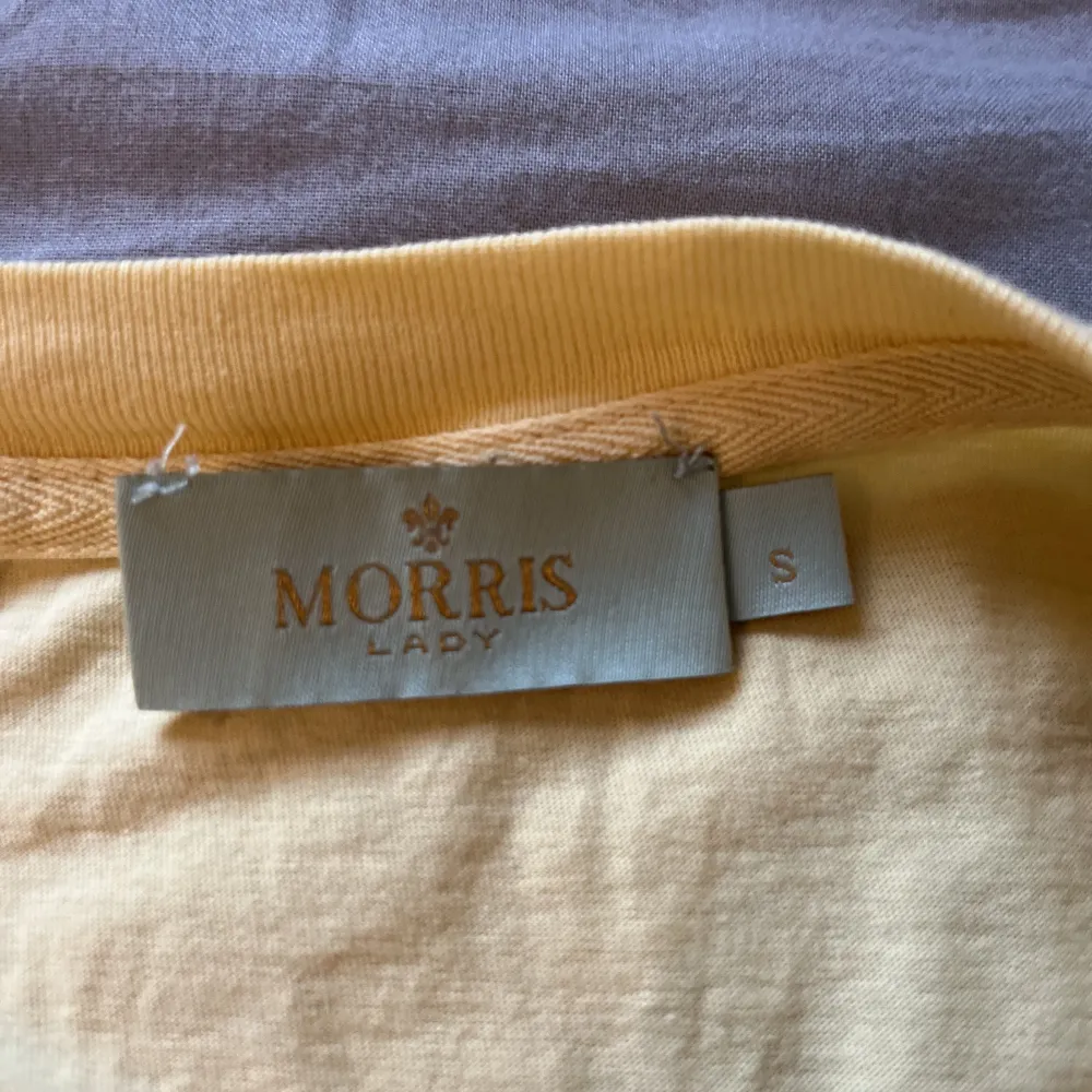 Gul limited edition t-shirt från Morris, Bra skick använd få tal gånger 💛 Original pris 600 kr . T-shirts.