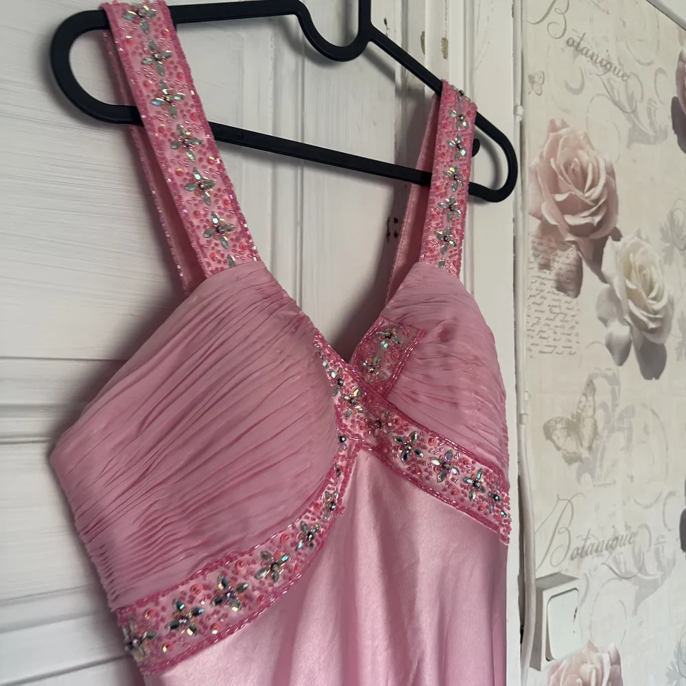 Rosa lång balklänning, använd en gång! Passar 36/38. Köptes för 2000. . Klänningar.