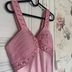 Rosa lång balklänning, använd en gång! Passar 36/38. Köptes för 2000. 