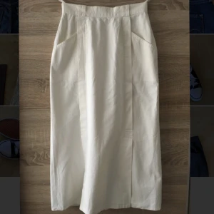 Maxikjol - Gaaalet fin vintage maxikjol i typ crémevit/ljusbeige. Köpte från tradera men tyvärr var den för liten för mig 😭😭 den är så så fin med slitsar och fickor, väldigt härligt material också💖💖💖