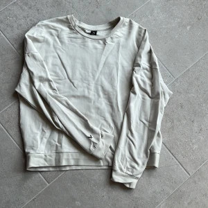 Tränings tröja  - Beige tränings tröja från stadium. Använd 2-3 gånger ! Mkt bra skick! 