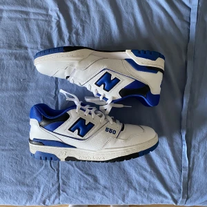 New Balance 550 - Säljer dessa feta New Balance 550 skor i strl 43🙌🏻 Skorna är i bra skick och knappt använda. Hör av dig vid intresse💫💫