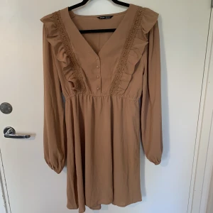 Klänning - Härligt beige klänning från shein i storlek M, går till knäna