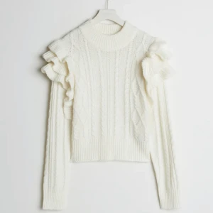 Stickad volang tröja - Superfin tröja från gina som tyvärr inte kommer till användning!💞 Nypris: 399kr