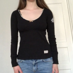 Odd Molly tröja  - Super söt marinblå tröja från odd molly, säljer då den inte riktigt är min stil🤓 den är märkt med initialer på lappen i nacken men de ser man bara om man vänder på lappen. Bra skick💕