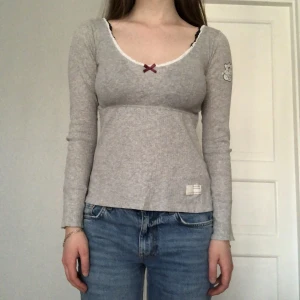 Odd Molly tröja  - Super söt grå tröja från odd molly, säljer då den inte riktigt är min stil🤓 Bra skick och säljer samma i marinblått💕