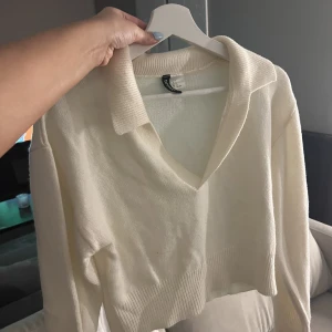 Stickad tröja - Stickad tröja med krage, knappt använd. Köparen står för frakt 