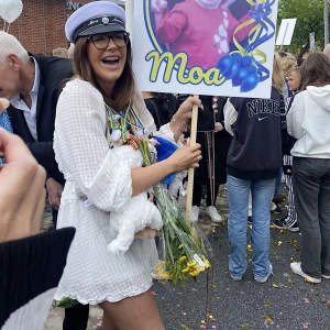 Studentklänning!!!! - Säljer nu min fina fina studentklänning från Dennis Maglic och hoppas att någon kommer trivas lika bra i den som jag gjorde!! Öppen i ryggen och ganska urringad men inget jag upplevde som störande utan allt satt verkligen där det skulle. Storlek M!!