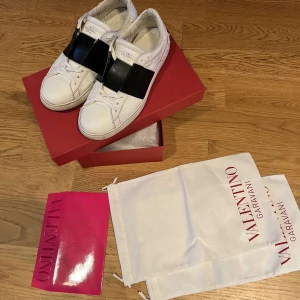Valentino skor - Säljer ett par valentinos köpta för inte så länge sen! sparsamt använd o har tvättats med nya skosnören❤️‍🔥 frakt ingår inte 
